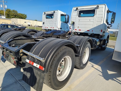 USED 2017 VOLVO VNM64T200 TANDEM AXLE DAYCAB TRUCK #22001-4 USED 2017 VOLVO VNM64T200 TANDEM AXLE DAYCAB TRUCK #22001-4