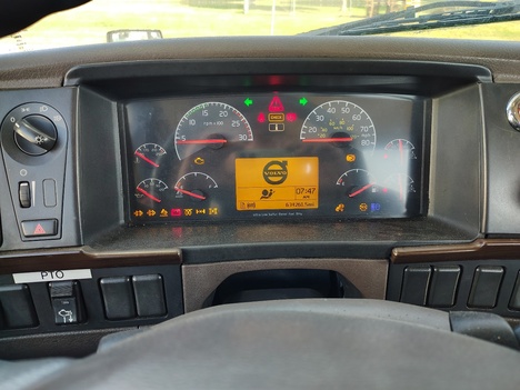 USED 2017 VOLVO VNM64T200 TANDEM AXLE DAYCAB TRUCK #22001-7