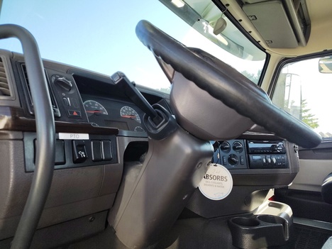 USED 2017 VOLVO VNM64T200 TANDEM AXLE DAYCAB TRUCK #22001-8 USED 2017 VOLVO VNM64T200 TANDEM AXLE DAYCAB TRUCK #22001-8