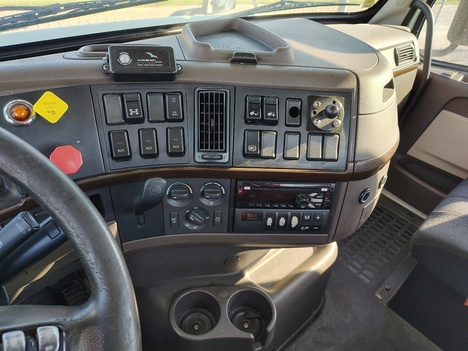 USED 2017 VOLVO VNM64T200 TANDEM AXLE DAYCAB TRUCK #22001-9