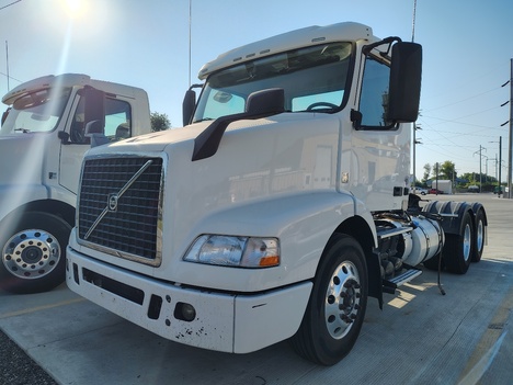 USED 2017 VOLVO VNM64T200 TANDEM AXLE DAYCAB TRUCK #22002-1 USED 2017 VOLVO VNM64T200 TANDEM AXLE DAYCAB TRUCK #22002-1