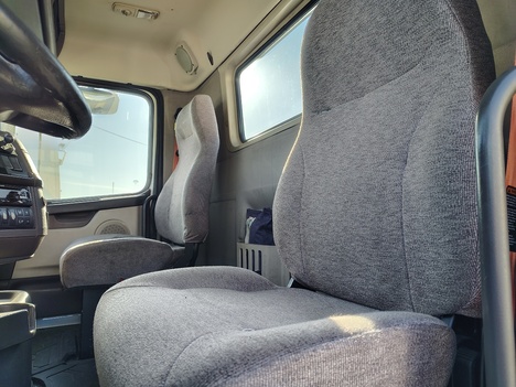 USED 2017 VOLVO VNM64T200 TANDEM AXLE DAYCAB TRUCK #22002-10 USED 2017 VOLVO VNM64T200 TANDEM AXLE DAYCAB TRUCK #22002-10