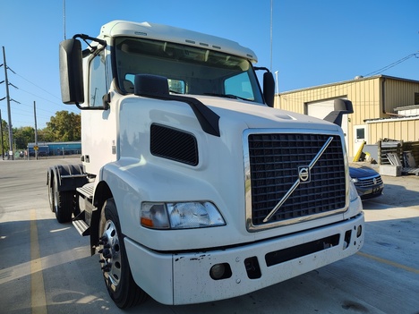 USED 2017 VOLVO VNM64T200 TANDEM AXLE DAYCAB TRUCK #22002-2 USED 2017 VOLVO VNM64T200 TANDEM AXLE DAYCAB TRUCK #22002-2