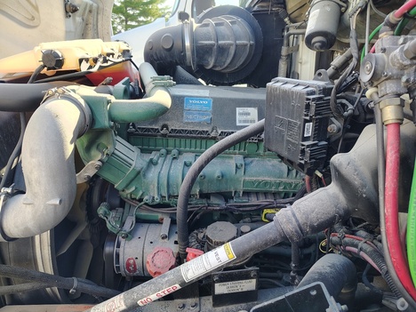 USED 2017 VOLVO VNM64T200 TANDEM AXLE DAYCAB TRUCK #22002-5 USED 2017 VOLVO VNM64T200 TANDEM AXLE DAYCAB TRUCK #22002-5