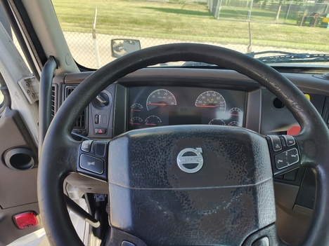 USED 2017 VOLVO VNM64T200 TANDEM AXLE DAYCAB TRUCK #22002-8