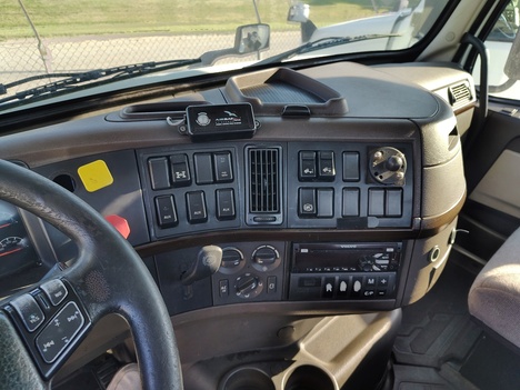 USED 2017 VOLVO VNM64T200 TANDEM AXLE DAYCAB TRUCK #22002-9 USED 2017 VOLVO VNM64T200 TANDEM AXLE DAYCAB TRUCK #22002-9