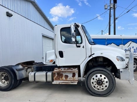 2015 FREIGHTLINER M2 106 Single Axle Daycab #22042 2015 FREIGHTLINER M2 106 Single Axle Daycab #22042