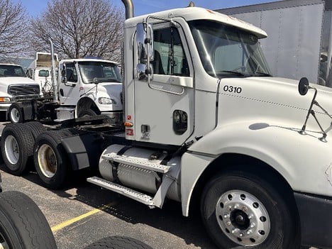 USED 2003 FREIGHTLINER COLUMBIA TANDEM AXLE DAYCAB TRUCK #22278-2 USED 2003 FREIGHTLINER COLUMBIA TANDEM AXLE DAYCAB TRUCK #22278-2