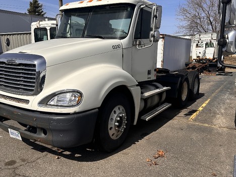 USED 2003 FREIGHTLINER COLUMBIA TANDEM AXLE DAYCAB TRUCK #22278-3 USED 2003 FREIGHTLINER COLUMBIA TANDEM AXLE DAYCAB TRUCK #22278-3