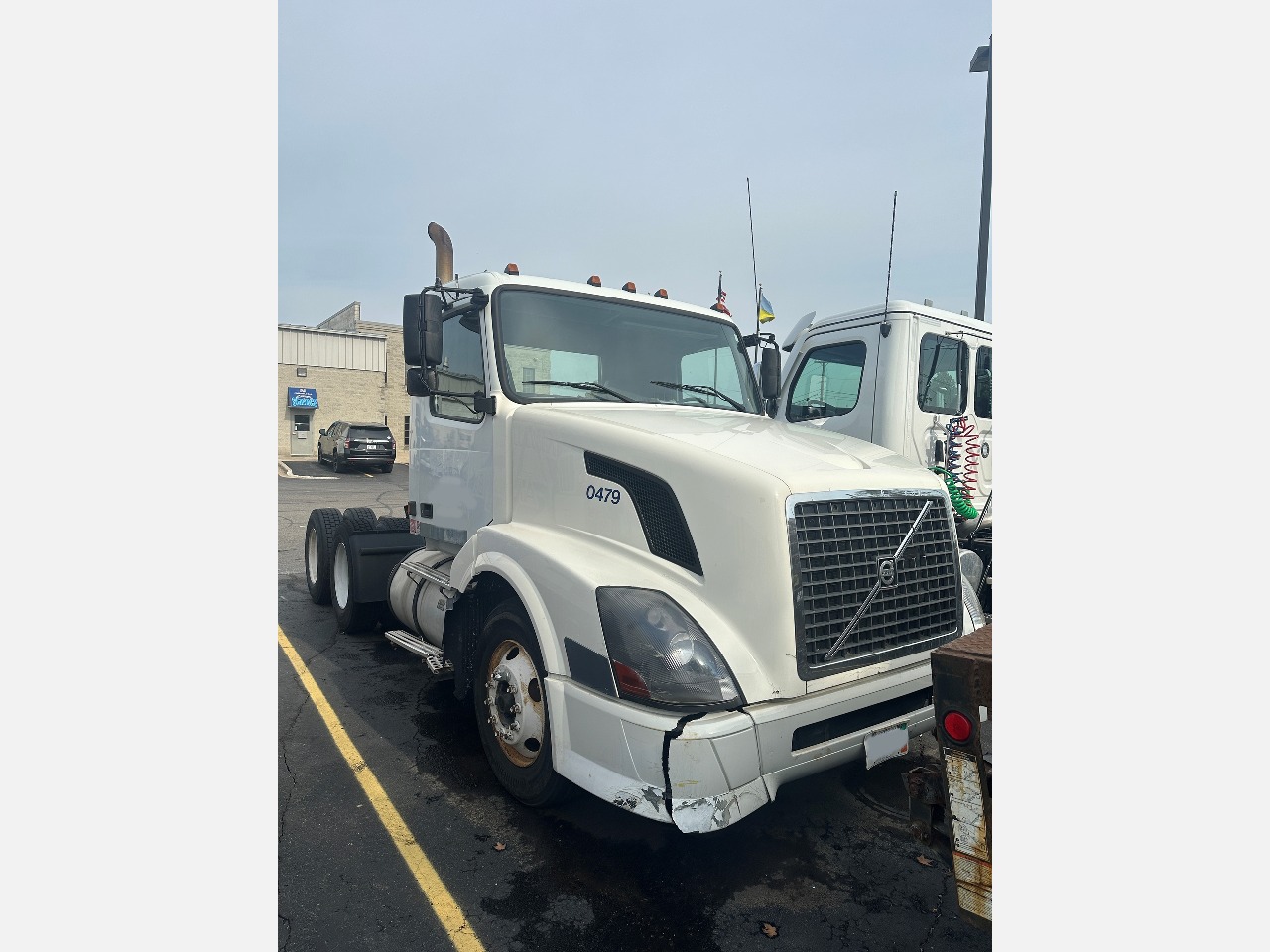 USED 2004 VOLVO VNL TANDEM AXLE DAYCAB TRUCK #22281 USED 2004 VOLVO VNL TANDEM AXLE DAYCAB TRUCK #22281