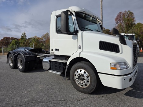 2017 VOLVO VNM64T200 Tandem Axle Daycab #22414 2017 VOLVO VNM64T200 Tandem Axle Daycab #22414