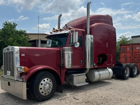 2005 PETERBILT 379 Tandem Axle Sleeper #22439