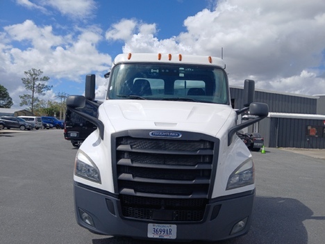 USED 2021 FREIGHTLINER CASCADIA 126 TANDEM AXLE DAYCAB TRUCK #22743-2 USED 2021 FREIGHTLINER CASCADIA 126 TANDEM AXLE DAYCAB TRUCK #22743-2