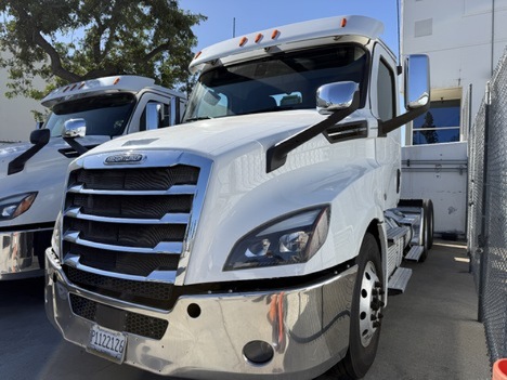 2019-freightliner-cascadia-126-tandem-axle-daycab #22754