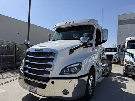 2019-freightliner-cascadia-126-tandem-axle-daycab #22781