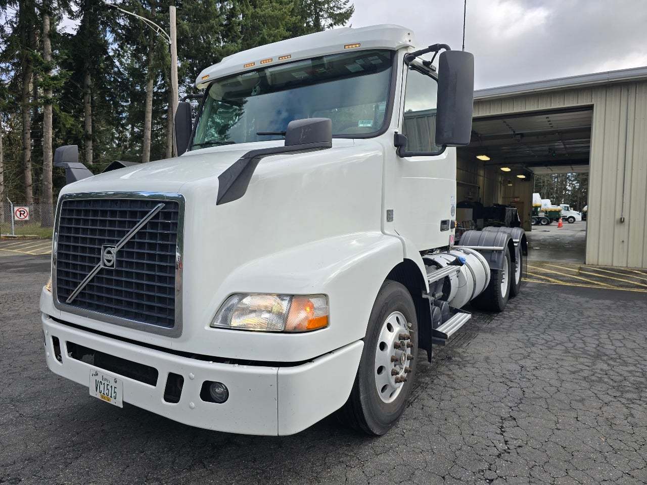 USED 2017 VOLVO VNM64T200 TANDEM AXLE DAYCAB TRUCK #22896 USED 2017 VOLVO VNM64T200 TANDEM AXLE DAYCAB TRUCK #22896