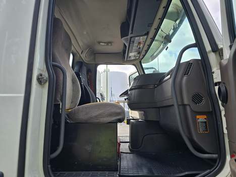 USED 2017 VOLVO VNM64T200 TANDEM AXLE DAYCAB TRUCK #22896-11 USED 2017 VOLVO VNM64T200 TANDEM AXLE DAYCAB TRUCK #22896-11