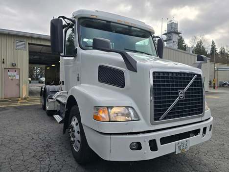 USED 2017 VOLVO VNM64T200 TANDEM AXLE DAYCAB TRUCK #22896-2 USED 2017 VOLVO VNM64T200 TANDEM AXLE DAYCAB TRUCK #22896-2