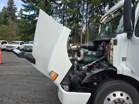USED 2017 VOLVO VNM64T200 TANDEM AXLE DAYCAB TRUCK #22896-5 USED 2017 VOLVO VNM64T200 TANDEM AXLE DAYCAB TRUCK #22896-5