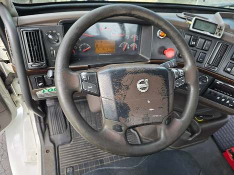 USED 2017 VOLVO VNM64T200 TANDEM AXLE DAYCAB TRUCK #22896-8 USED 2017 VOLVO VNM64T200 TANDEM AXLE DAYCAB TRUCK #22896-8