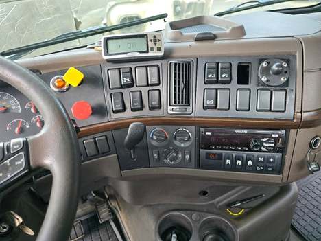 USED 2017 VOLVO VNM64T200 TANDEM AXLE DAYCAB TRUCK #22896-9 USED 2017 VOLVO VNM64T200 TANDEM AXLE DAYCAB TRUCK #22896-9