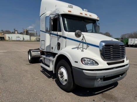 2009 FREIGHTLINER COLUMBIA Single Axle Sleeper #23024 2009 FREIGHTLINER COLUMBIA Single Axle Sleeper #23024