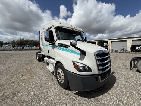 2020 FREIGHTLINER Cascadia Tandem Axle Sleeper #23211 2020 FREIGHTLINER Cascadia Tandem Axle Sleeper #23211