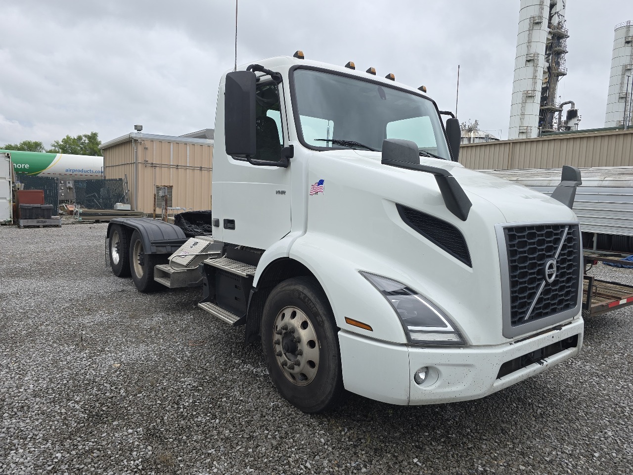 USED 2021 VOLVO VNR64T300 TANDEM AXLE DAYCAB TRUCK #23651 USED 2021 VOLVO VNR64T300 TANDEM AXLE DAYCAB TRUCK #23651