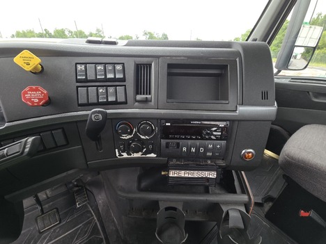 USED 2021 VOLVO VNR64T300 TANDEM AXLE DAYCAB TRUCK #23651-10