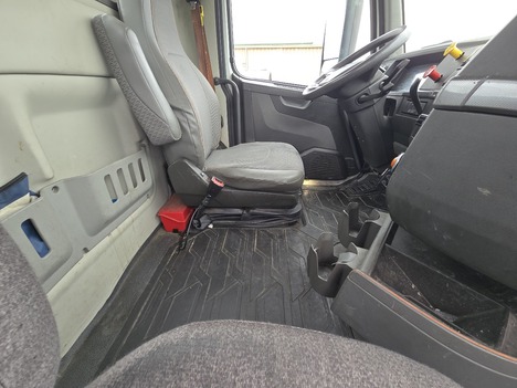 USED 2021 VOLVO VNR64T300 TANDEM AXLE DAYCAB TRUCK #23651-12