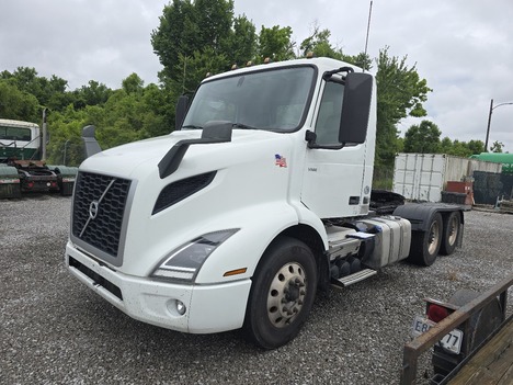 USED 2021 VOLVO VNR64T300 TANDEM AXLE DAYCAB TRUCK #23651-2 USED 2021 VOLVO VNR64T300 TANDEM AXLE DAYCAB TRUCK #23651-2