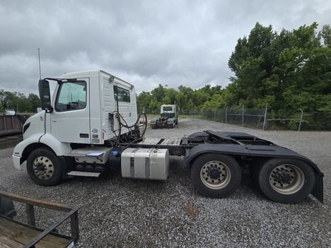 USED 2021 VOLVO VNR64T300 TANDEM AXLE DAYCAB TRUCK #23651-3