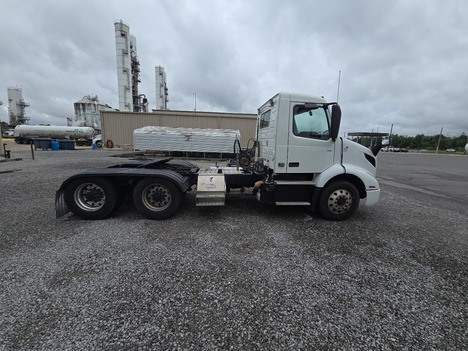 USED 2021 VOLVO VNR64T300 TANDEM AXLE DAYCAB TRUCK #23651-4