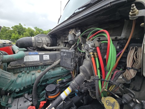 USED 2021 VOLVO VNR64T300 TANDEM AXLE DAYCAB TRUCK #23651-7