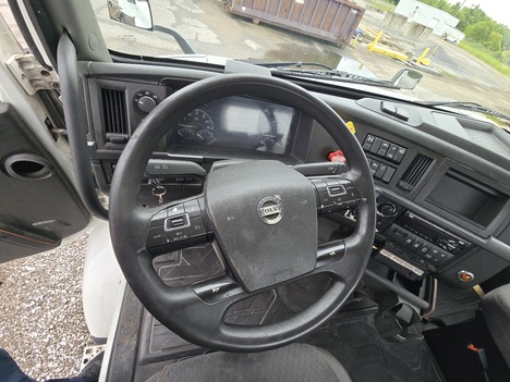 USED 2021 VOLVO VNR64T300 TANDEM AXLE DAYCAB TRUCK #23651-8