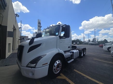 2021 VOLVO VNR64T300 Tandem Axle Daycab #23687