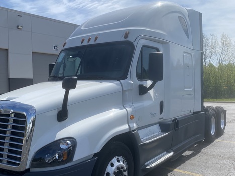 2017 FREIGHTLINER Cascadia Sleeper #23688