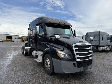 2020-freightliner-cascadia-126-tandem-axle-sleeper #23723