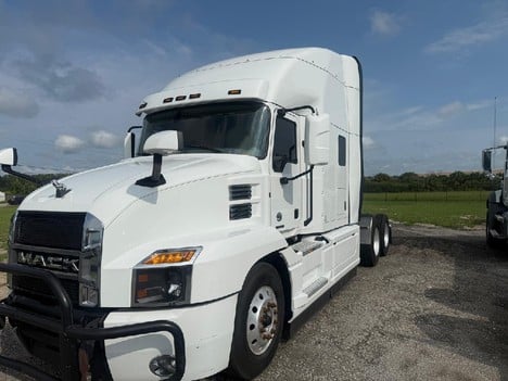 2023 MACK Anthem 64T Tandem Axle Sleeper #23952 2023 MACK Anthem 64T Tandem Axle Sleeper #23952