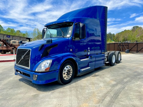 2015 VOLVO VN Tandem Axle Sleeper