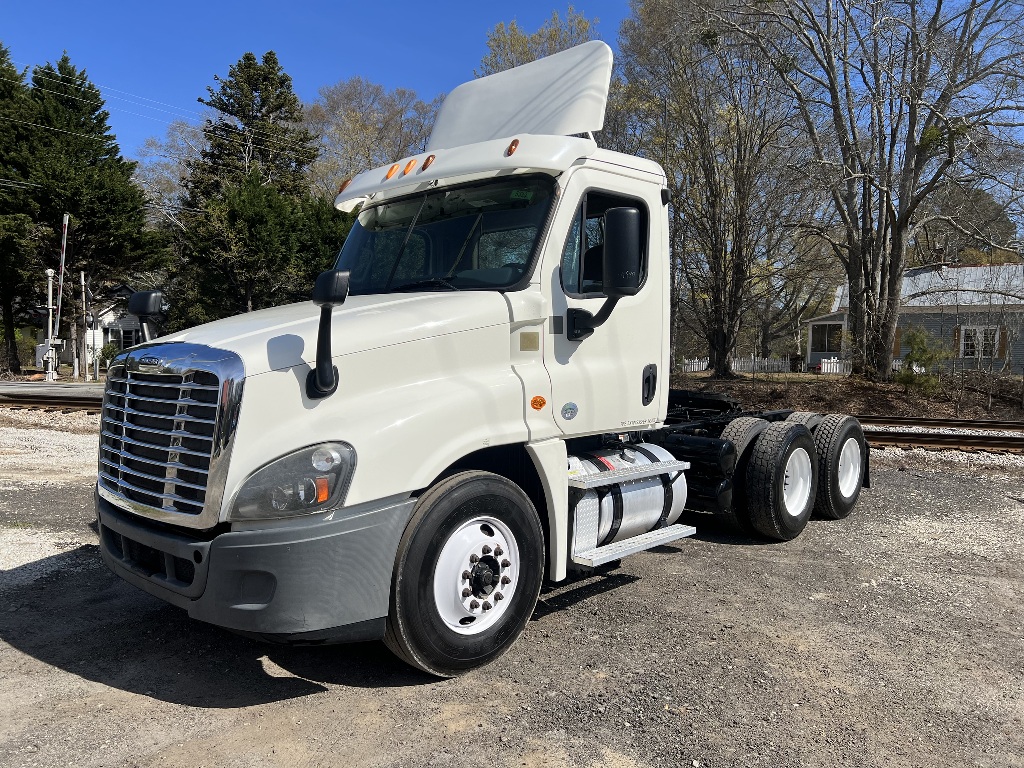 2014 FREIGHTLINER Cascadia 125 Daycab Tandem Axle Daycab #1
