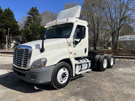 2014 FREIGHTLINER Cascadia 125 Daycab Tandem Axle Daycab