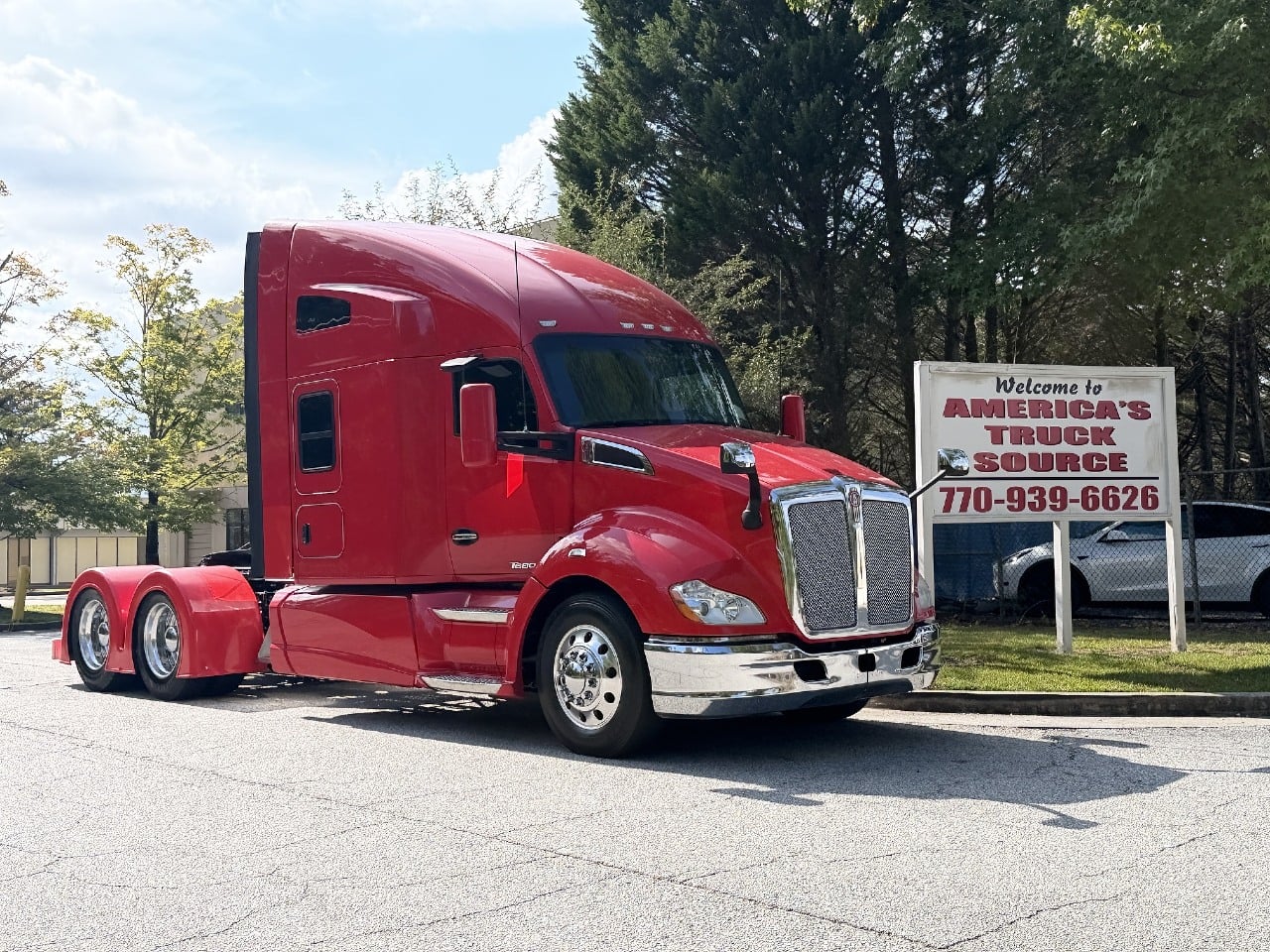 USED 2015 KENWORTH T680 TANDEM AXLE SLEEPER TRUCK #10549 USED 2015 KENWORTH T680 TANDEM AXLE SLEEPER TRUCK #10549