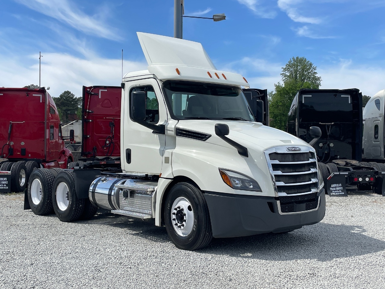 USED 2018 FREIGHTLINER CASCADIA 126 TANDEM AXLE DAYCAB TRUCK #10571 USED 2018 FREIGHTLINER CASCADIA 126 TANDEM AXLE DAYCAB TRUCK #10571