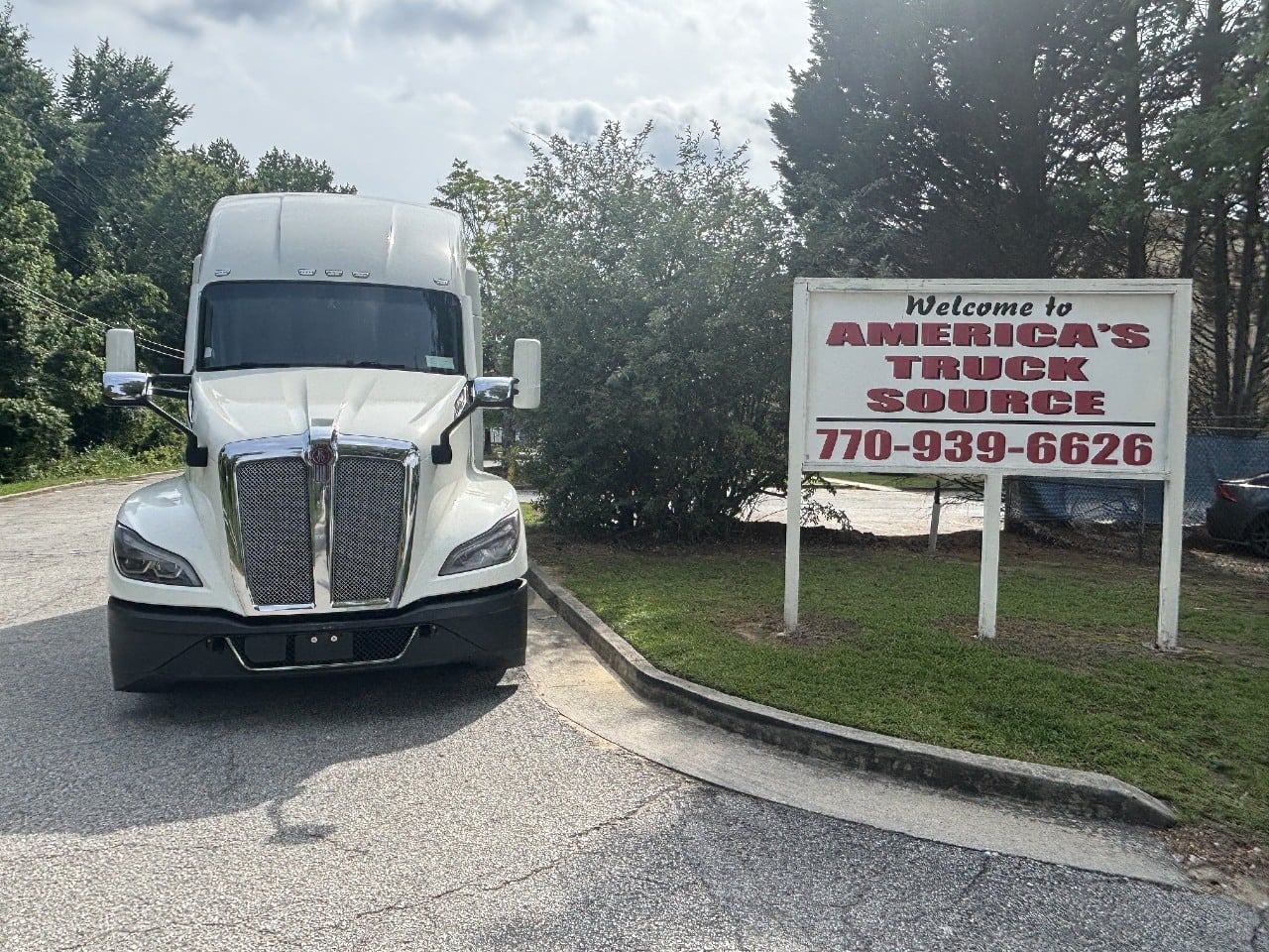 USED 2022 KENWORTH T680 TANDEM AXLE SLEEPER TRUCK #10589 USED 2022 KENWORTH T680 TANDEM AXLE SLEEPER TRUCK #10589