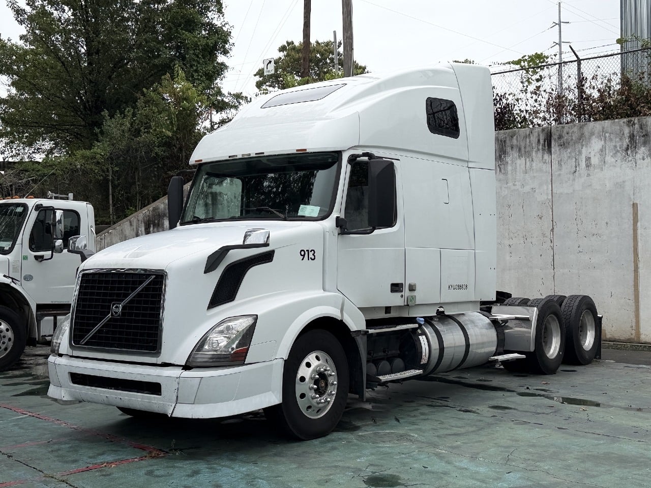 USED 2013 VOLVO VNL630 TANDEM AXLE SLEEPER TRUCK #10631 USED 2013 VOLVO VNL630 TANDEM AXLE SLEEPER TRUCK #10631