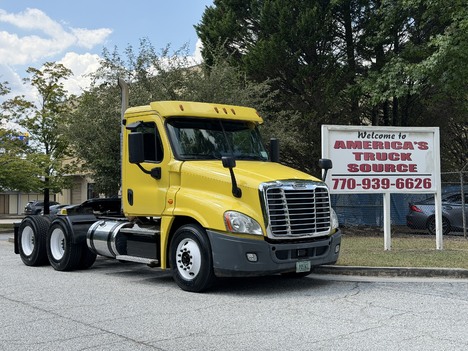 2020 FREIGHTLINER CA125 Tandem Axle Daycab #10664