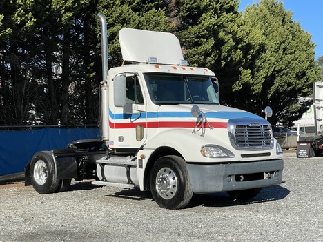 2006 FREIGHTLINER COLUMBIA 120 Single Axle Daycab #9564
