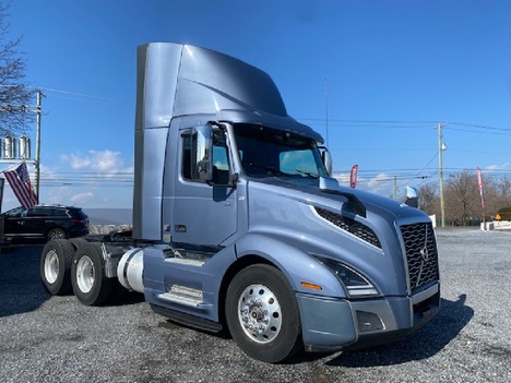 2018 VOLVO VNL64T300 Tandem Axle Daycab