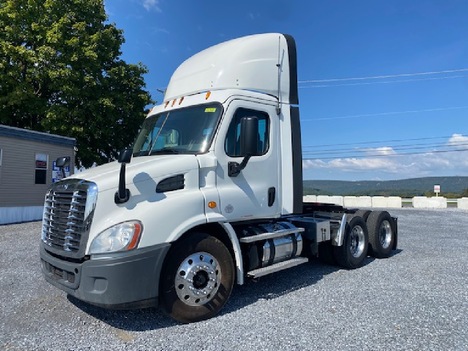 2015 FREIGHTLINER Cascadia 113 Tandem Axle Daycab